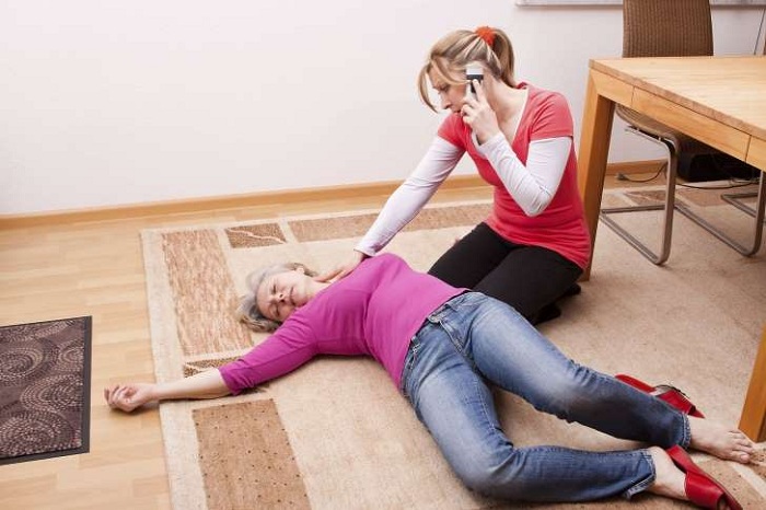 Cách sơ cứu khi người nhà bị xuất huyết não
